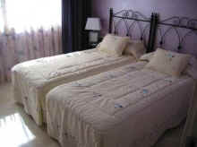 bed2_WEB.jpg (12425 bytes)